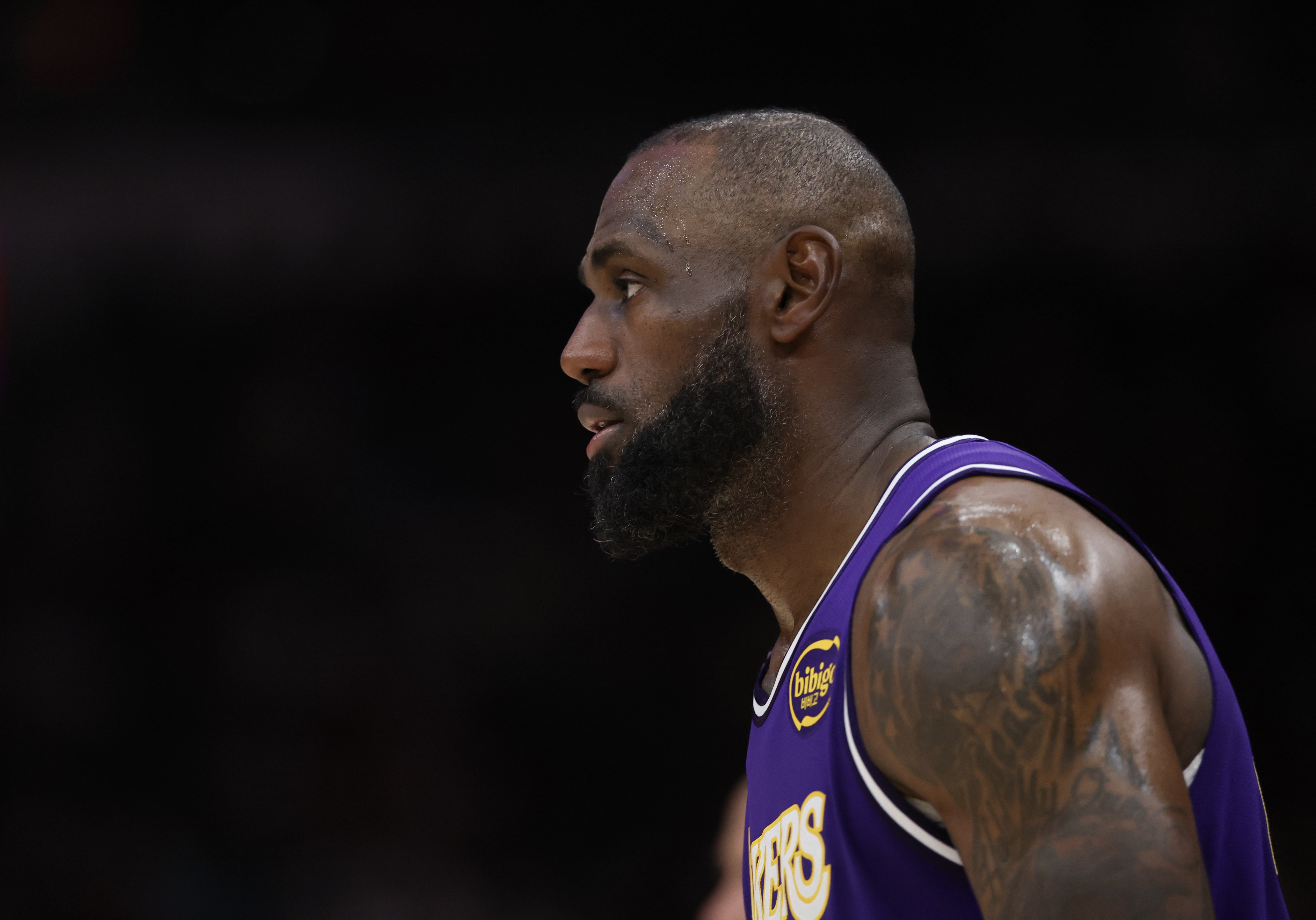 开云官网-15季后赛欧文&amp;乐福受伤&amp;21浓眉受伤！詹媒：为何是詹姆斯来承受？